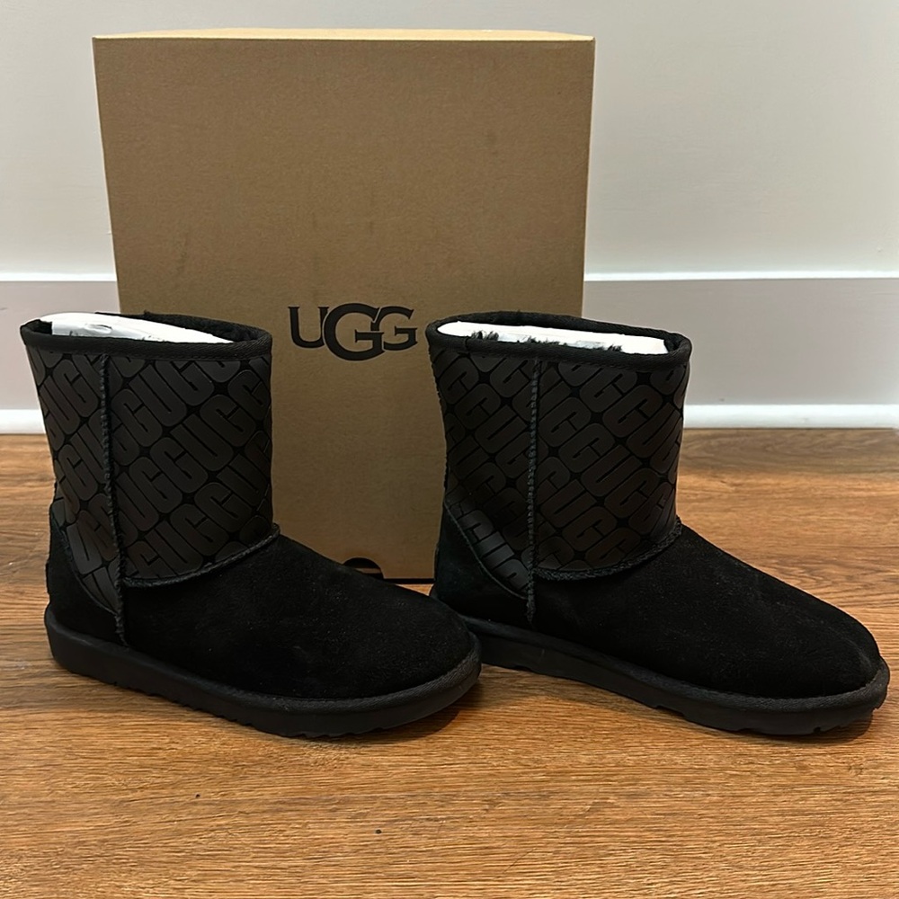 UGG Kids Classic Short Logo - Black Sz 5